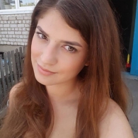 Mag deze brunette jou verwennen?
