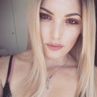 Vrolijke spontane meid op zoek