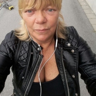  Sta je met beide benen op de grond?