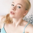 Een geile blondine die toe is aan een hete date